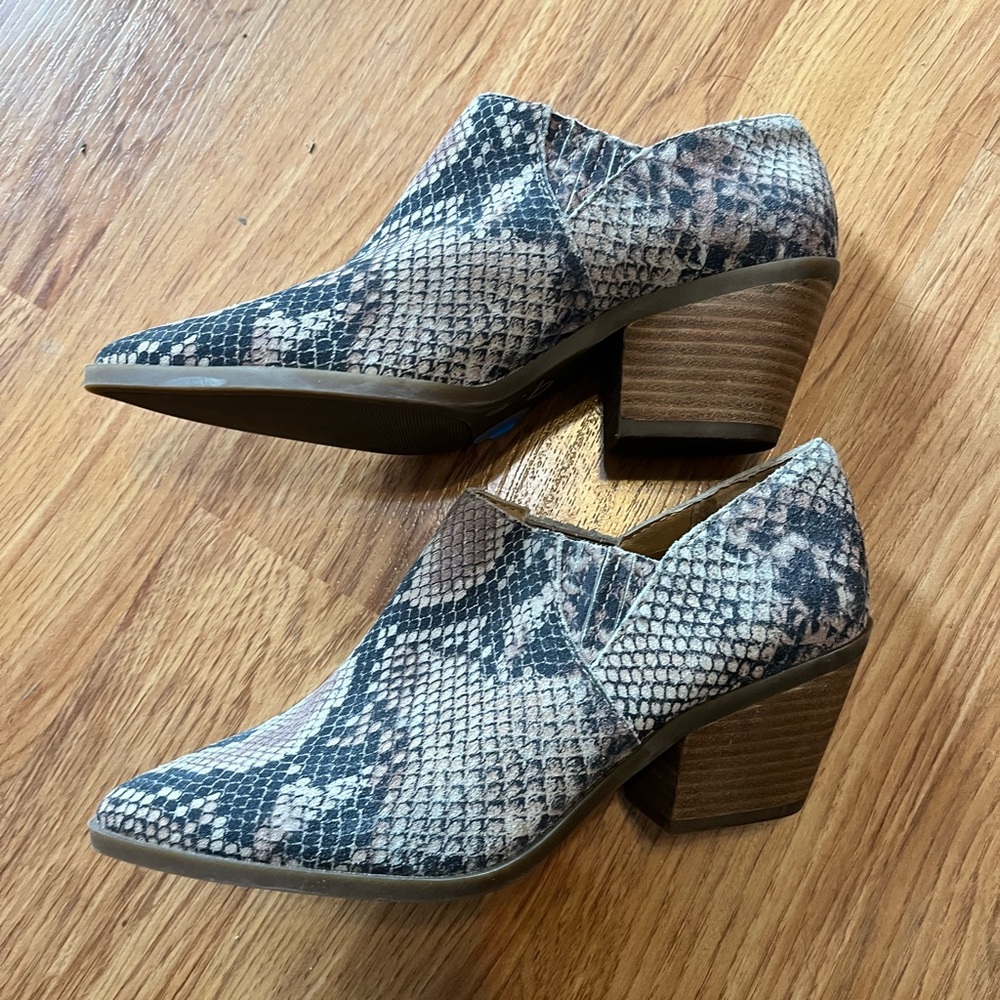 Lucky Brand Women’s Snakeskin Pattern Shoes - Picture 2 of 6